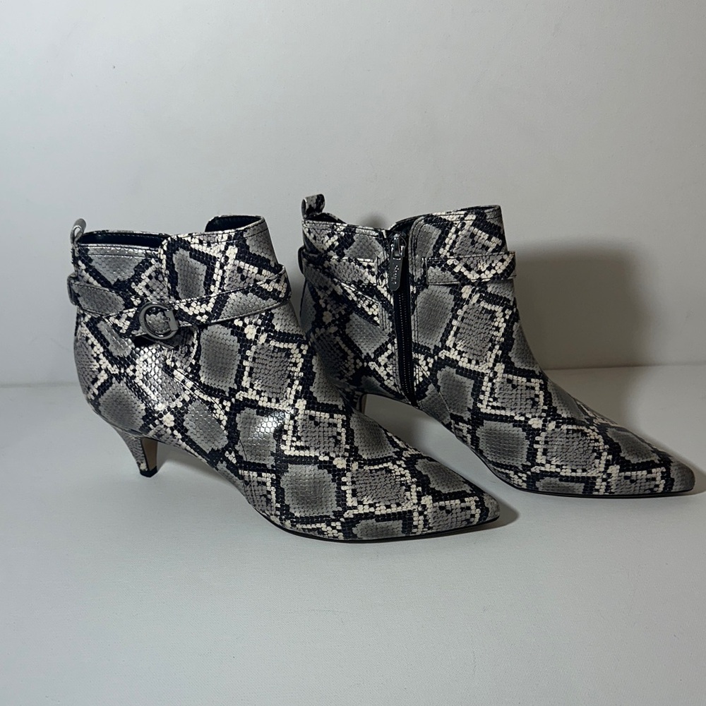 CIRCUS WOMENS SNAKE SKIN PRINT HEELED BOOTIES